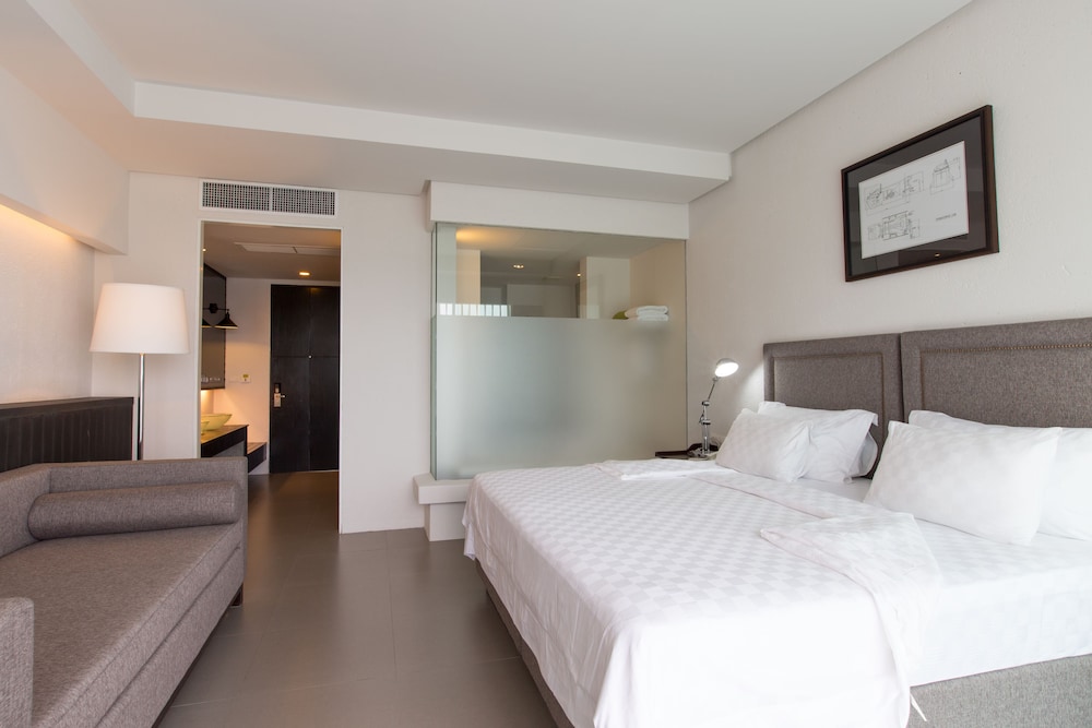 Grand Double or Twin Room, 1 Double or 2 Twin Beds, Pool Access, Pool View photo 2