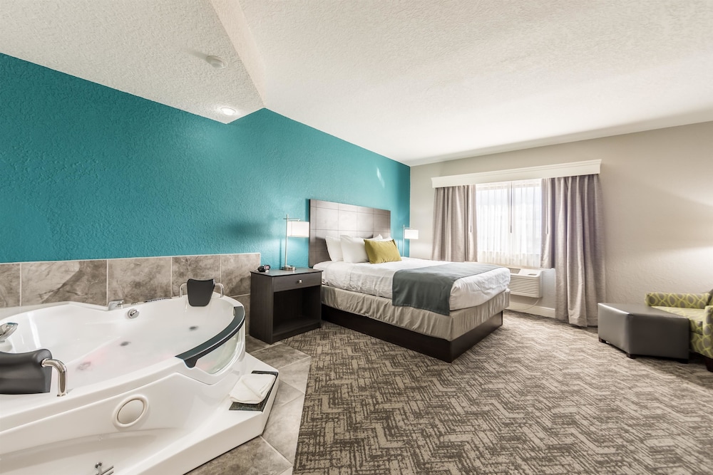 Standard Suite, 1 King Bed, Non Smoking, Jetted Tub - Photo 3
