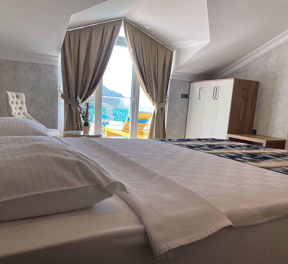 Jacuzzi Deluxe Room with Sea View