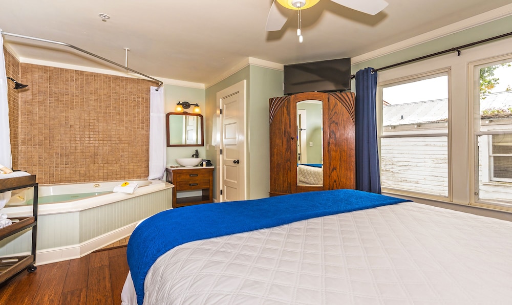 Superior Room, 1 Queen Bed, Jetted Tub photo 3