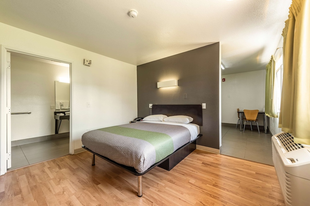 Deluxe Room, 1 Queen Bed, Non Smoking, Kitchenette photo 2
