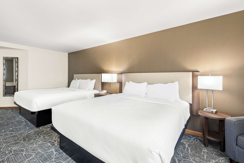 Standard Room, Multiple Beds, Non Smoking, Refrigerator & Microwave - Photo 3