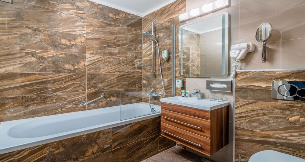 Deluxe Suite, 1 King Bed, Kitchen (Dining Table;with Sofabed) photo 3