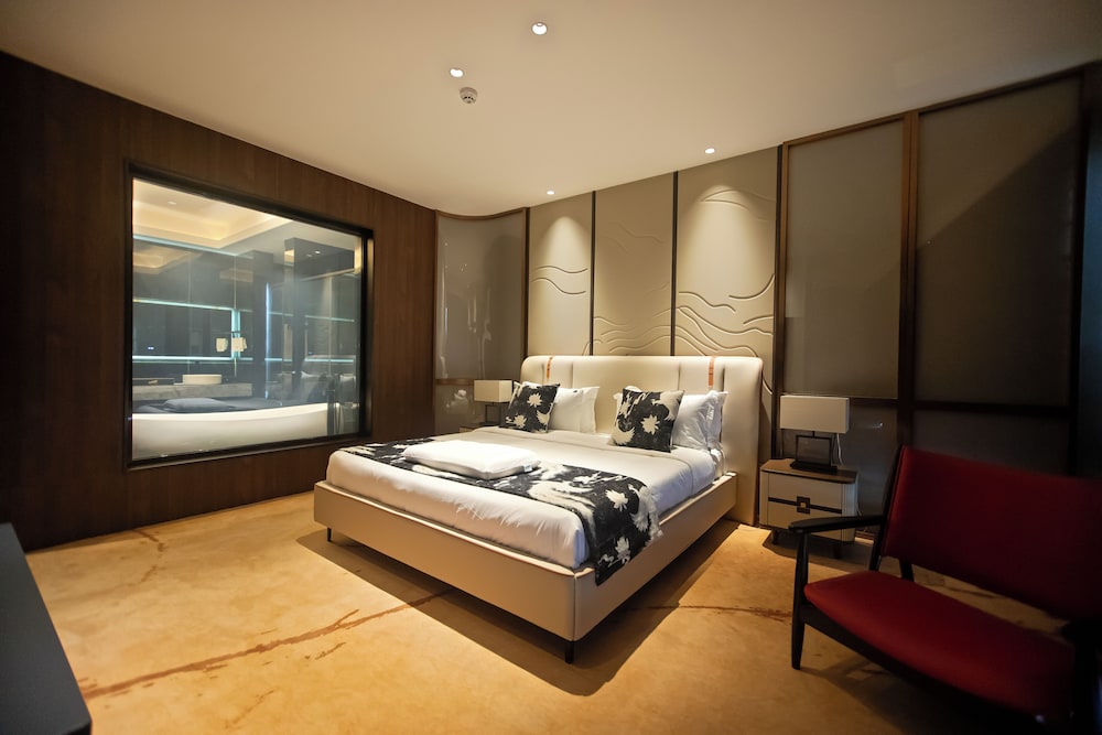 Standard Suite, Balcony, City View