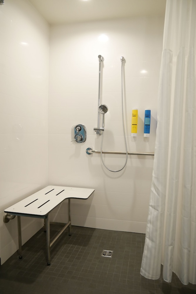 Room, 2 Queen Beds, Accessible (Roll-In Shower)