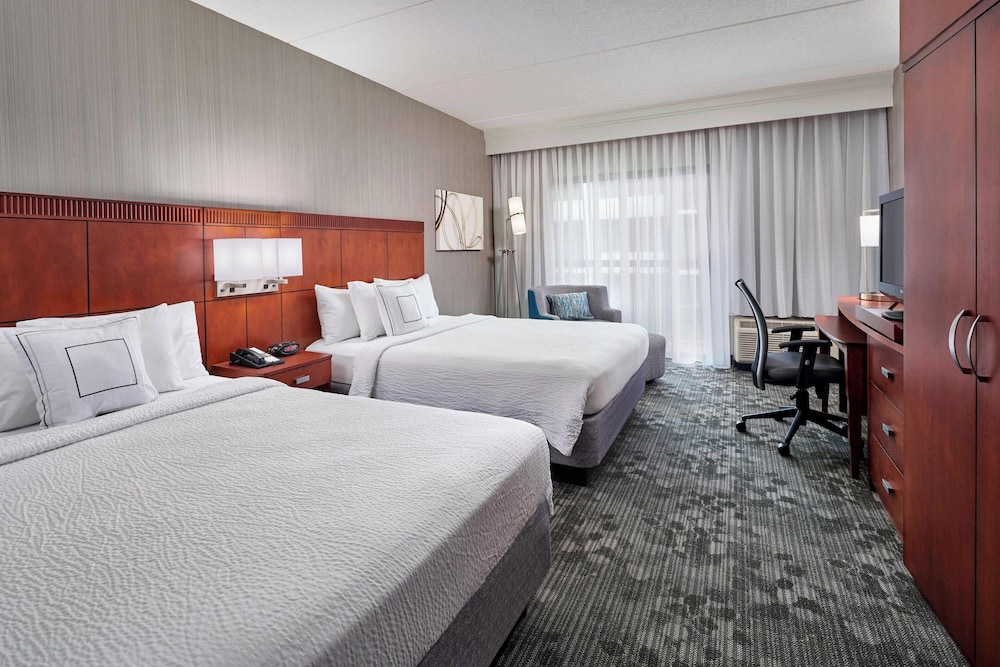 Room, 2 Queen Beds (Mobility/Hearing Access, Roll-In Shwr) - Photo 1