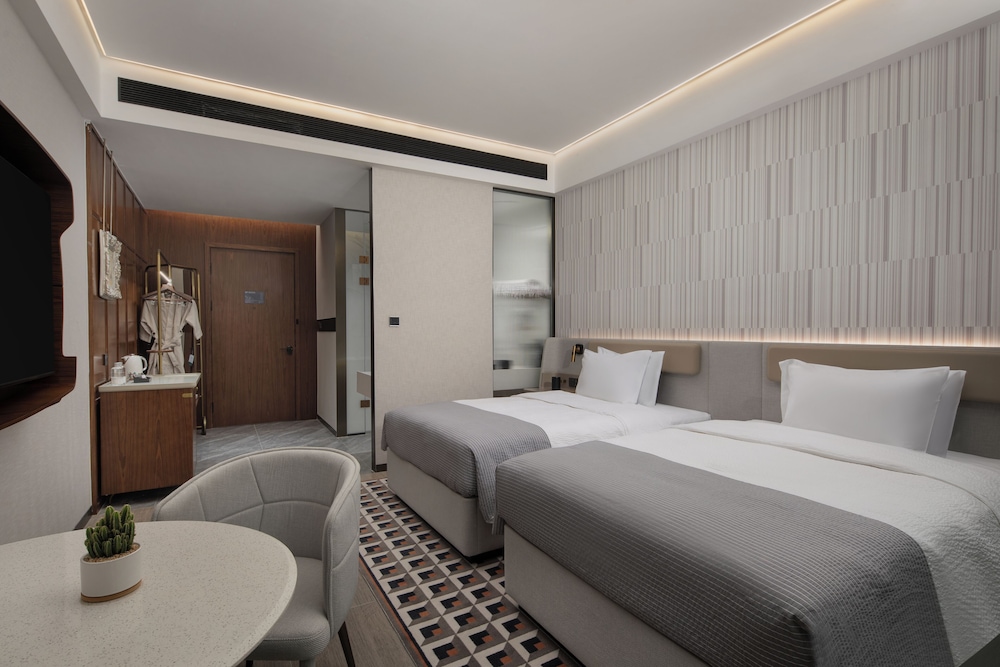 Economy Studio Suite, 1 King Bed, Balcony, City View
