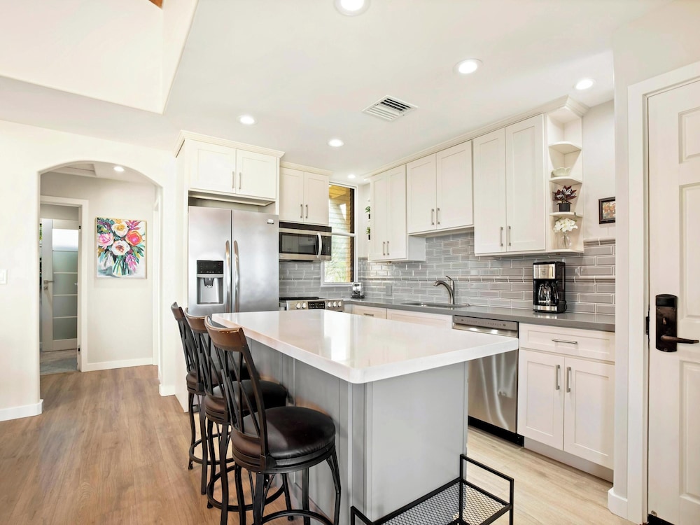 Condo, 2 Bedrooms, Garden View (2102) photo 2