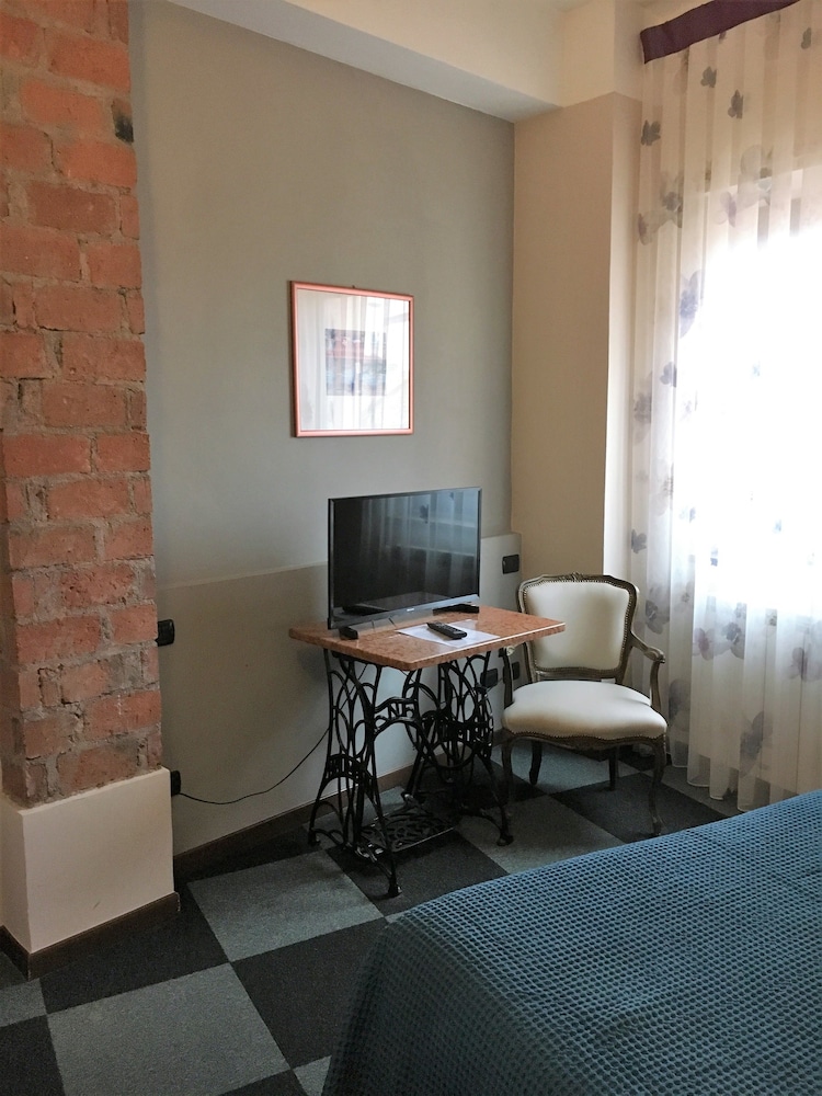 Standard Double Room - Photo 9