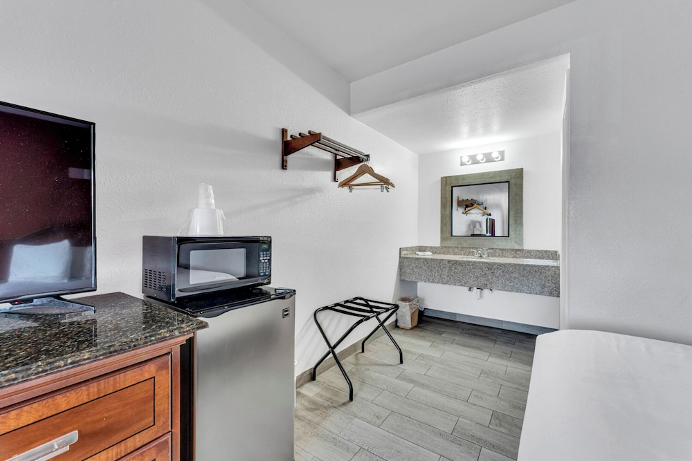 Standard Room, 1 King Bed, Non Smoking, Refrigerator & Microwave - Photo 4