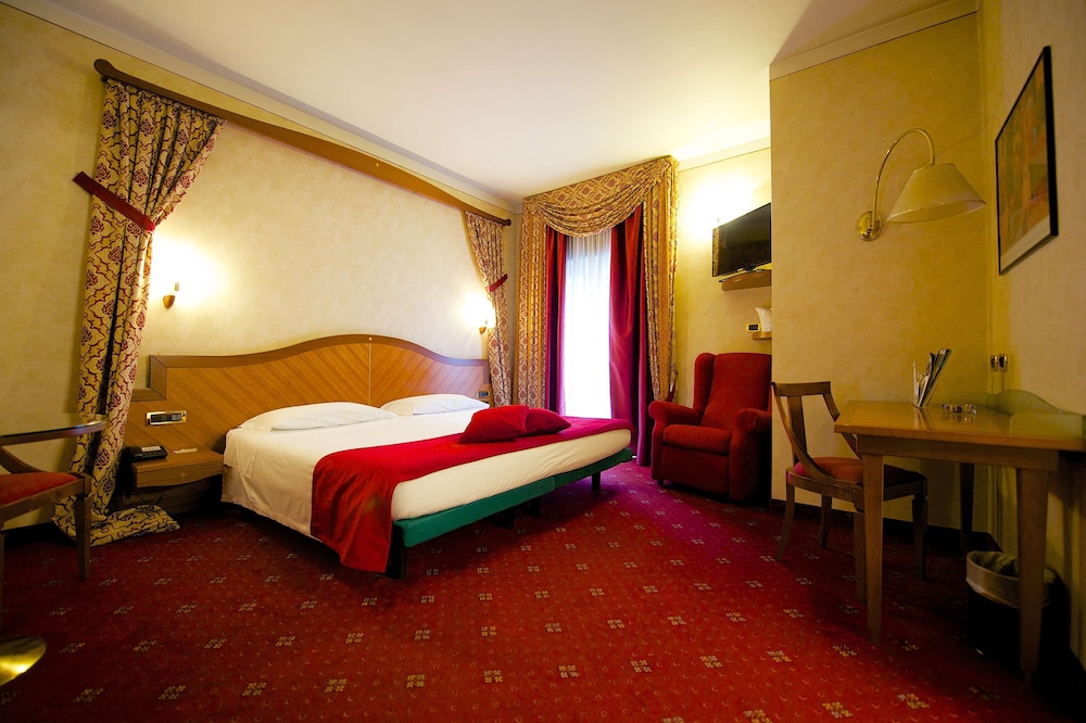 Standard Room, 1 Queen Bed - Photo 13