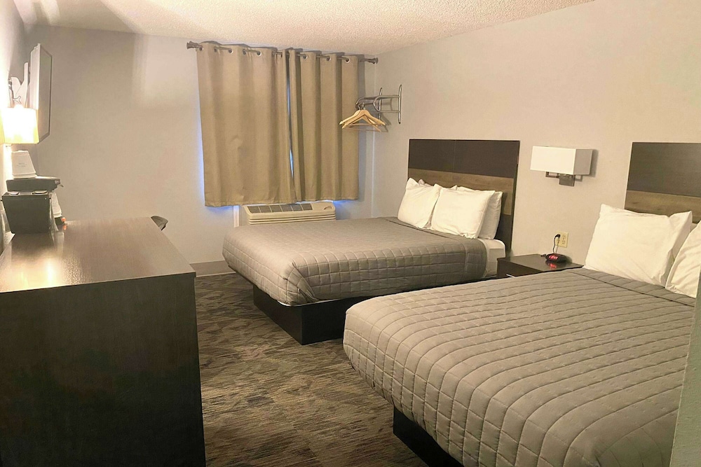 Room, 2 Queen Beds, Non Smoking - Photo 1