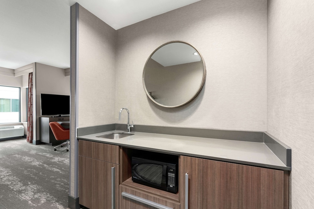 Deluxe Room, 1 King Bed, Accessible, Corner - Photo 3