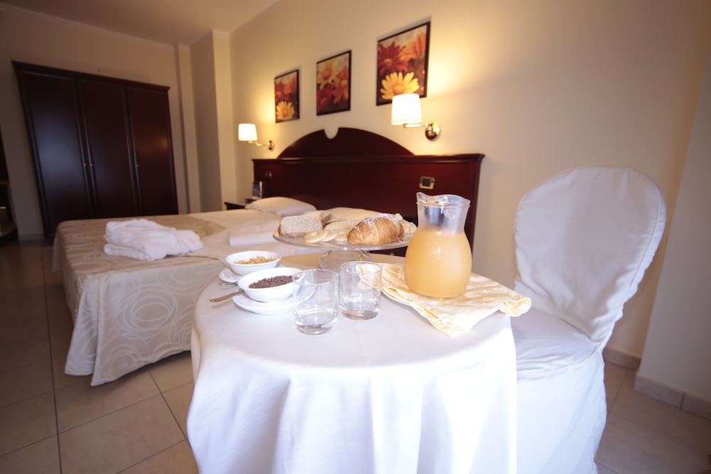 Triple Room, 3 Twin Beds - Photo 4