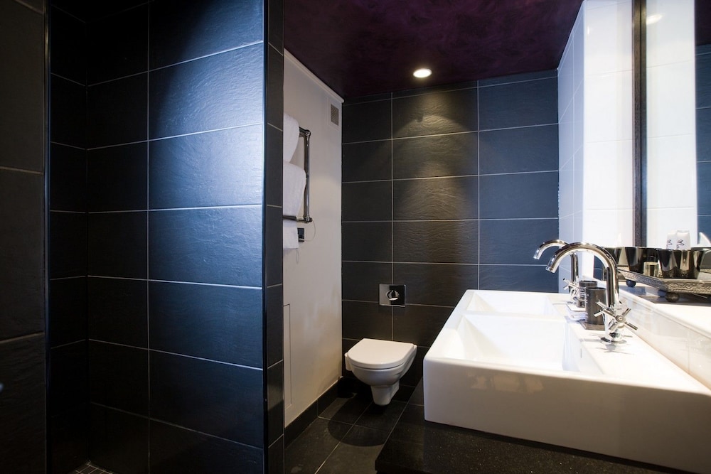 Signature Suite - Photo 7