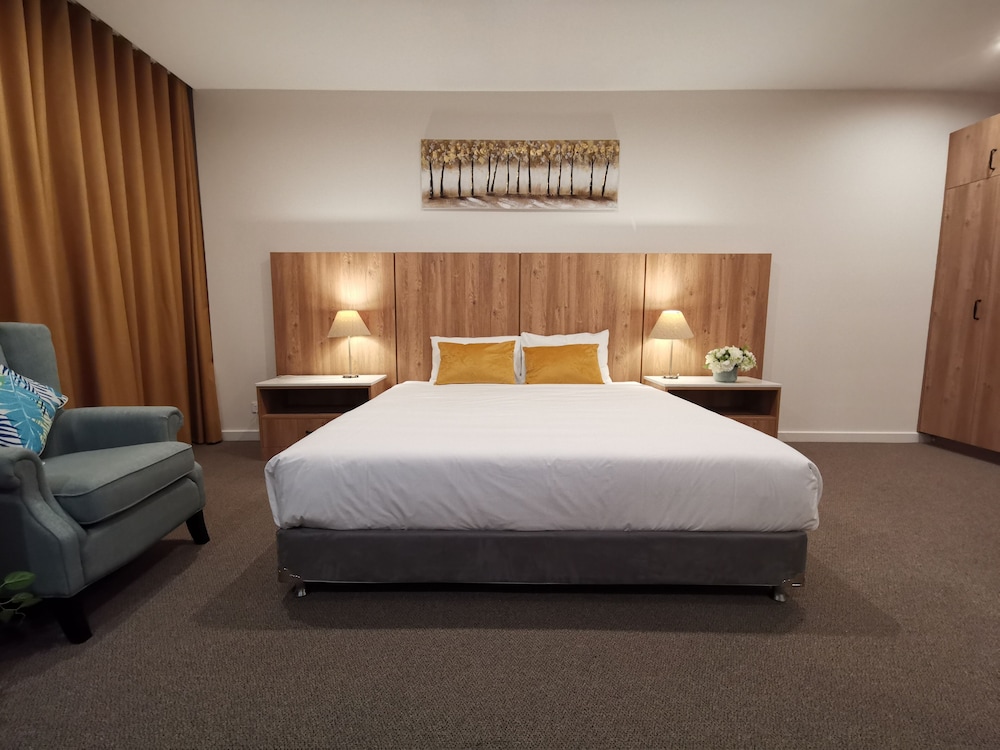 Deluxe Single Room, 1 King Bed, Jetted Tub photo 3