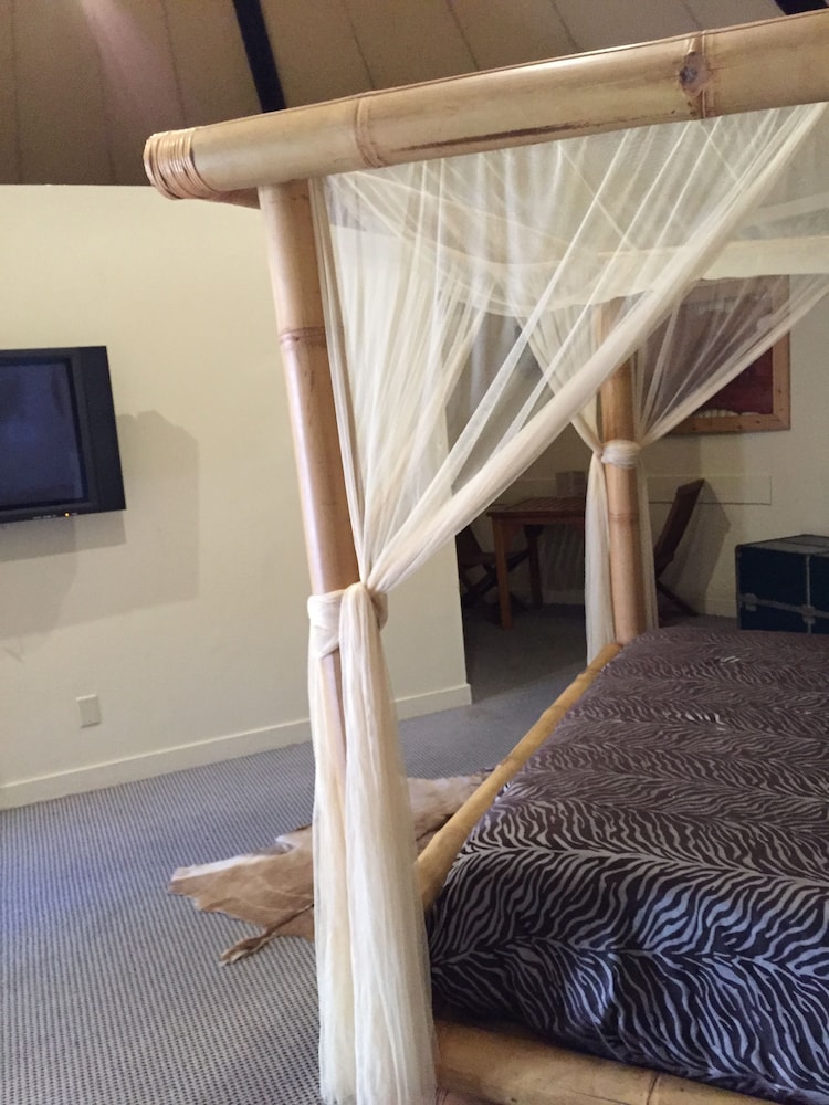 Safari Hut Themed Room with One king size bed Room Jaccuzi, Smoking - Photo 5