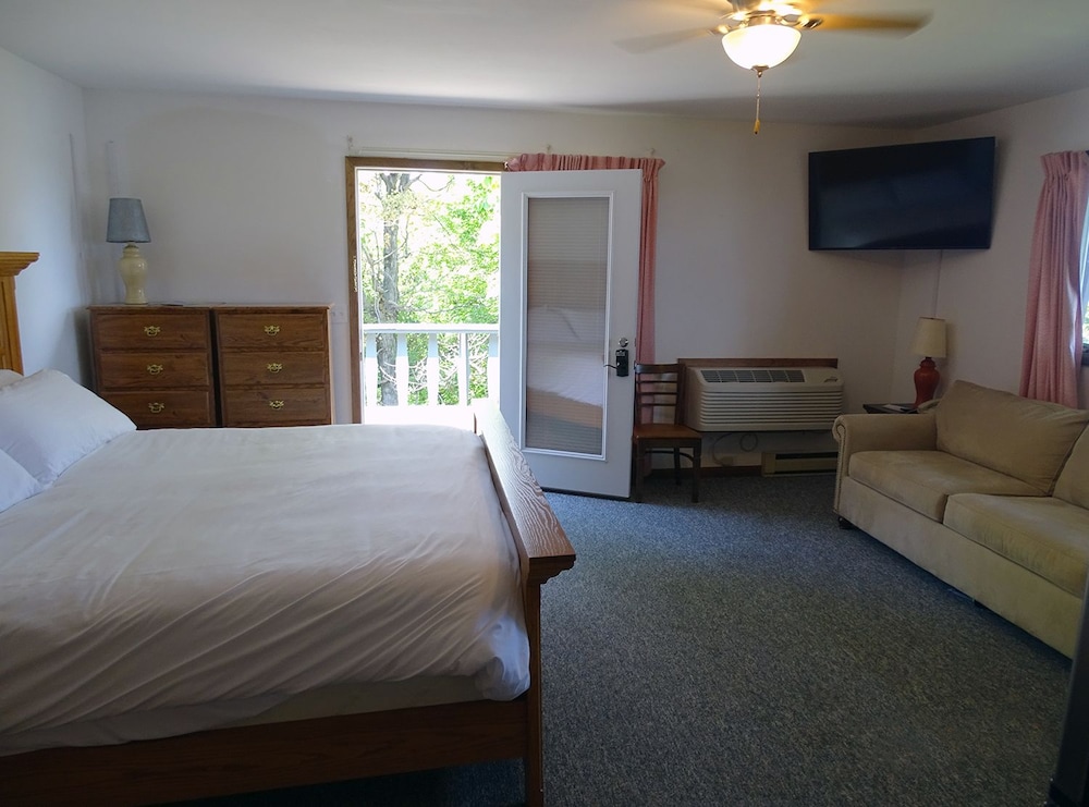 1 King Bed, 1 Queen Sleeper Sofa River View, Upper Level photo 2