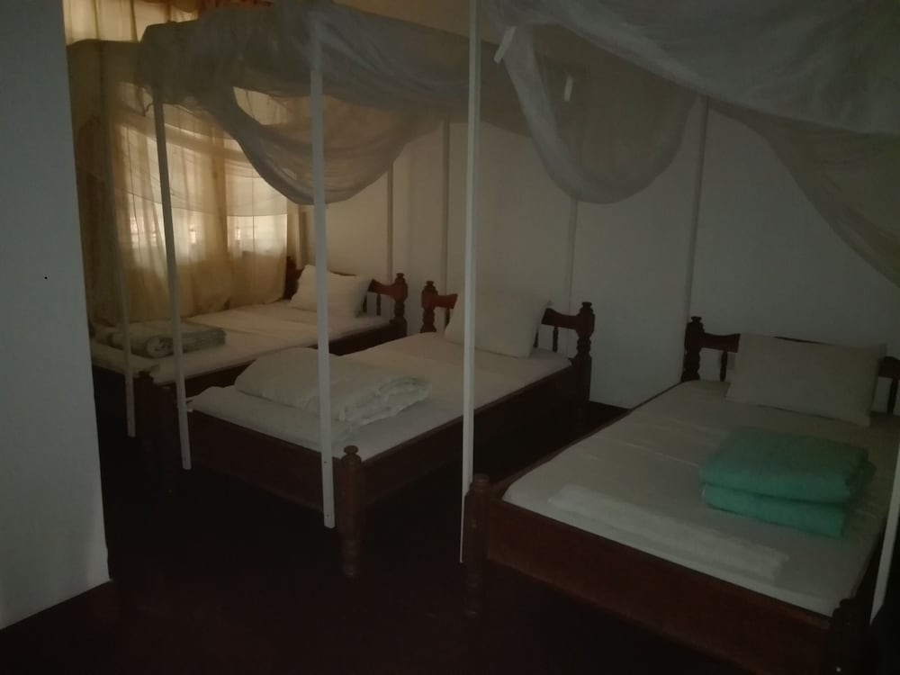 Standard Triple Room, 3 Twin Beds, Ensuite, Garden View photo 1