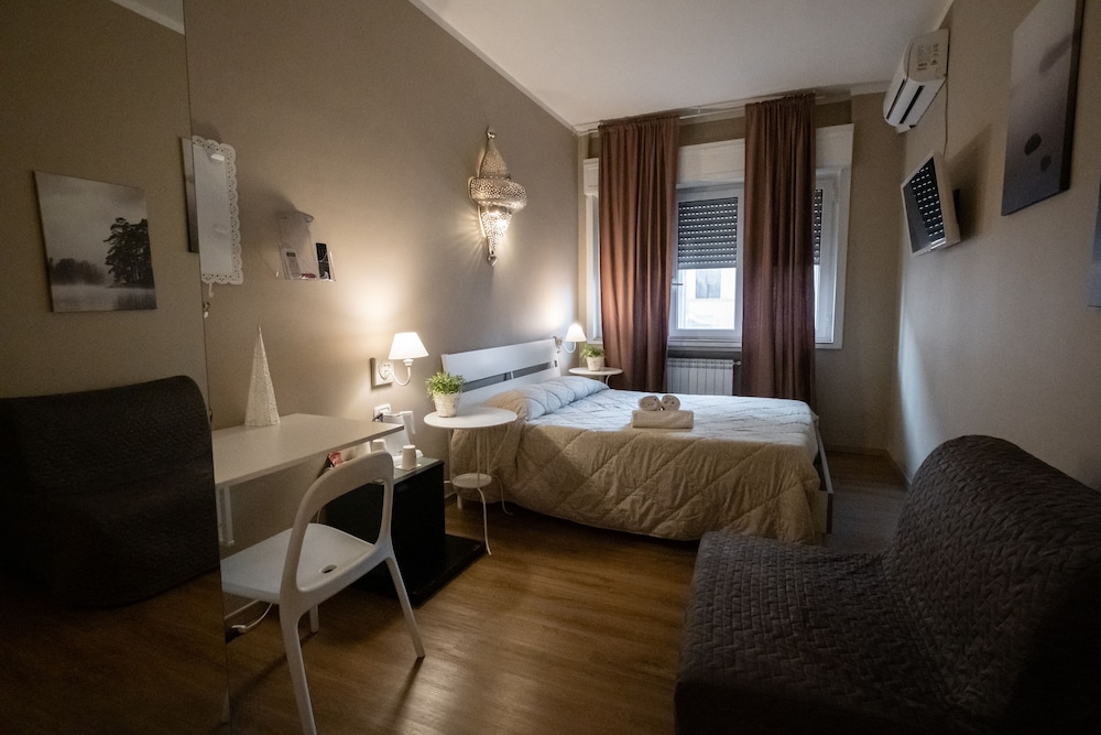 Classic Double Room, 1 Bedroom, Private Bathroom (1-2) - Photo 14