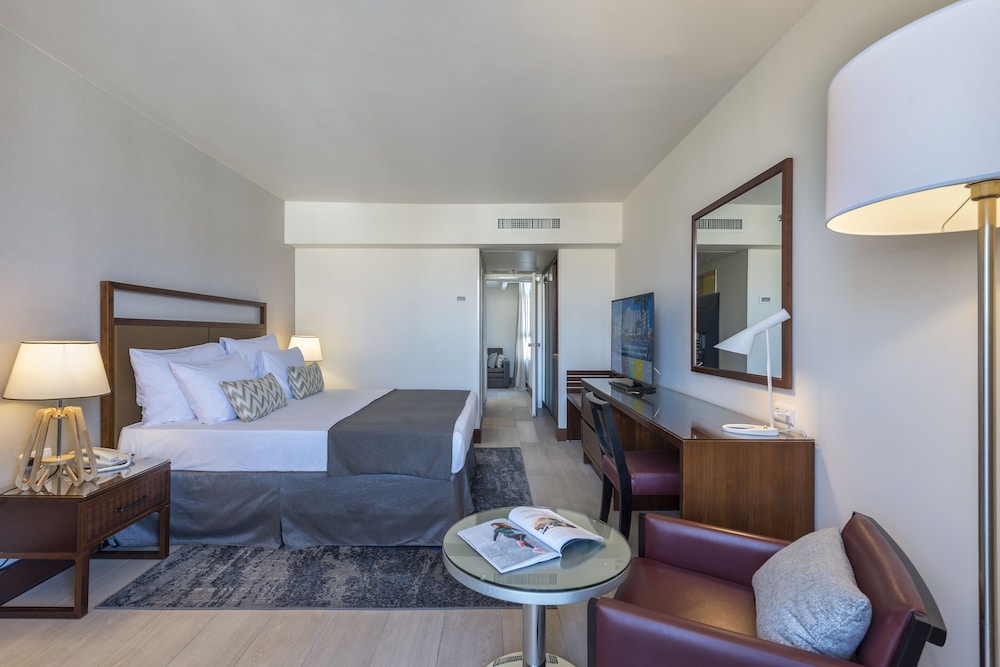 Family Room, Multiple Beds, Mountain View (King Floor)