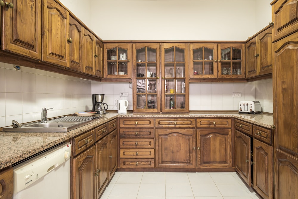 Deluxe Double or Twin Room, 1 Bedroom, Shared Bathroom, Pool View photo 3