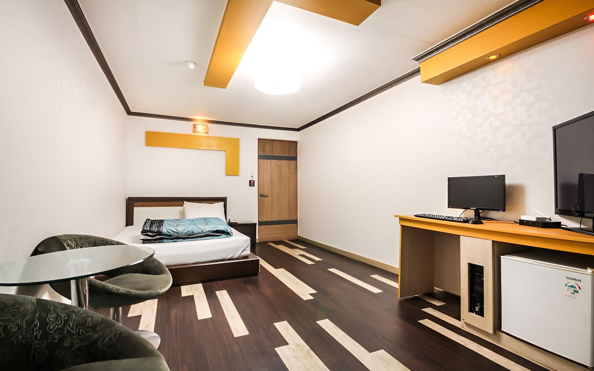 Room (Standard Room) - Photo 2