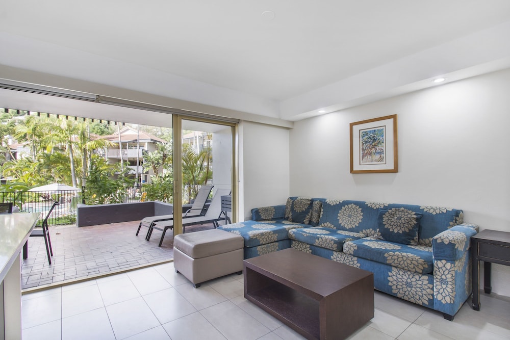 Two Bedroom Poolside Apartment - Photo 9