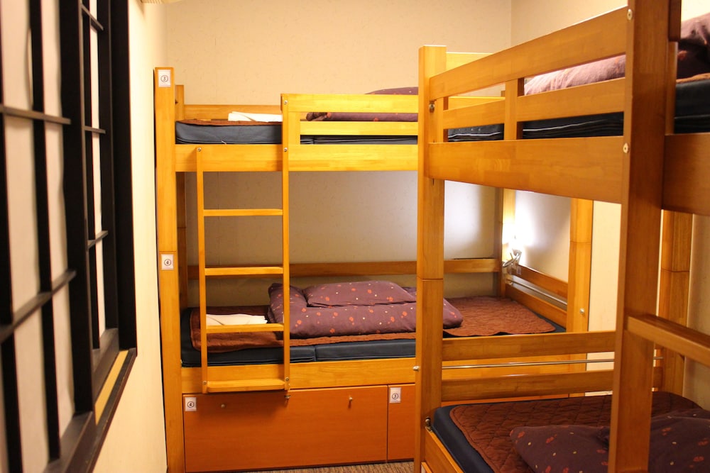 Basic 4 Beds Mixed Dorm Ensuite photo 1