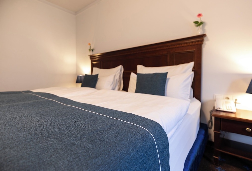 Standard Room, 1 King Bed, Balcony