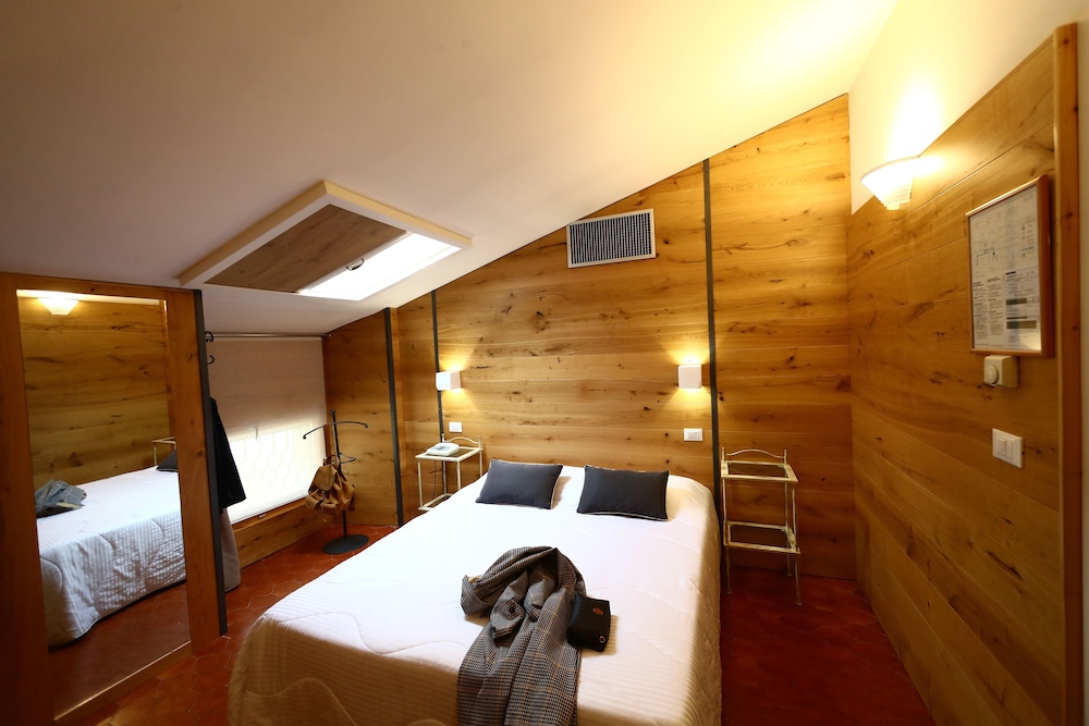 Standard Double Room - Photo 5