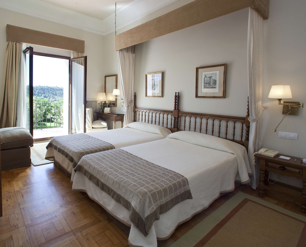 Standard Twin Room (2 adults + 1 child) photo 2