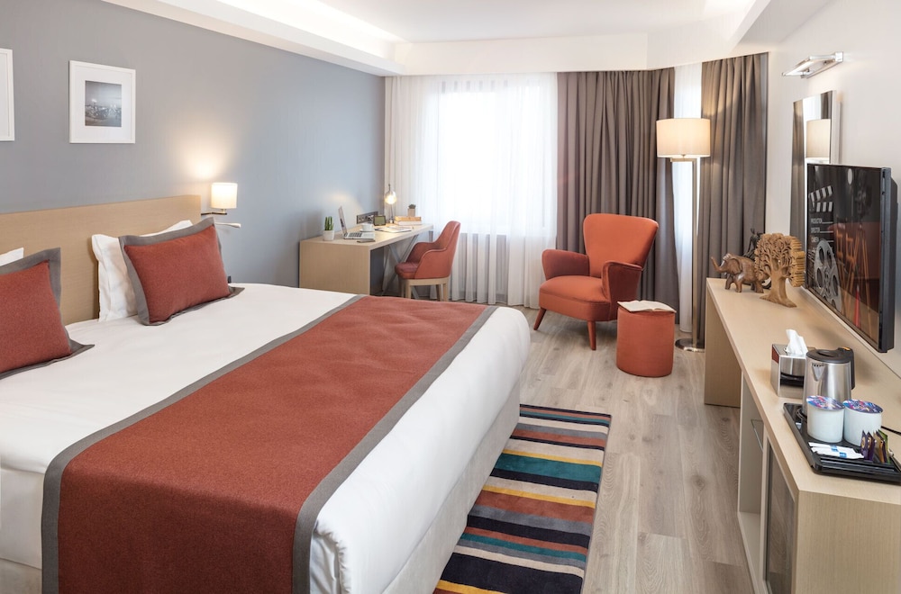 Premium Room, 1 Queen Bed, Non Smoking - Photo 2