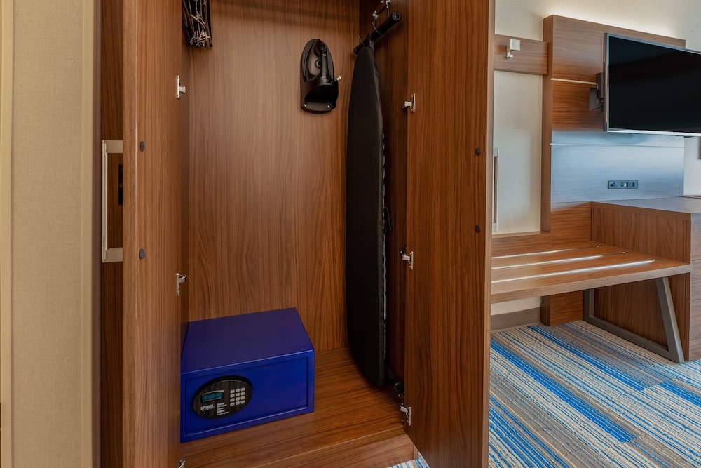 Suite, 1 King Bed - Photo 1