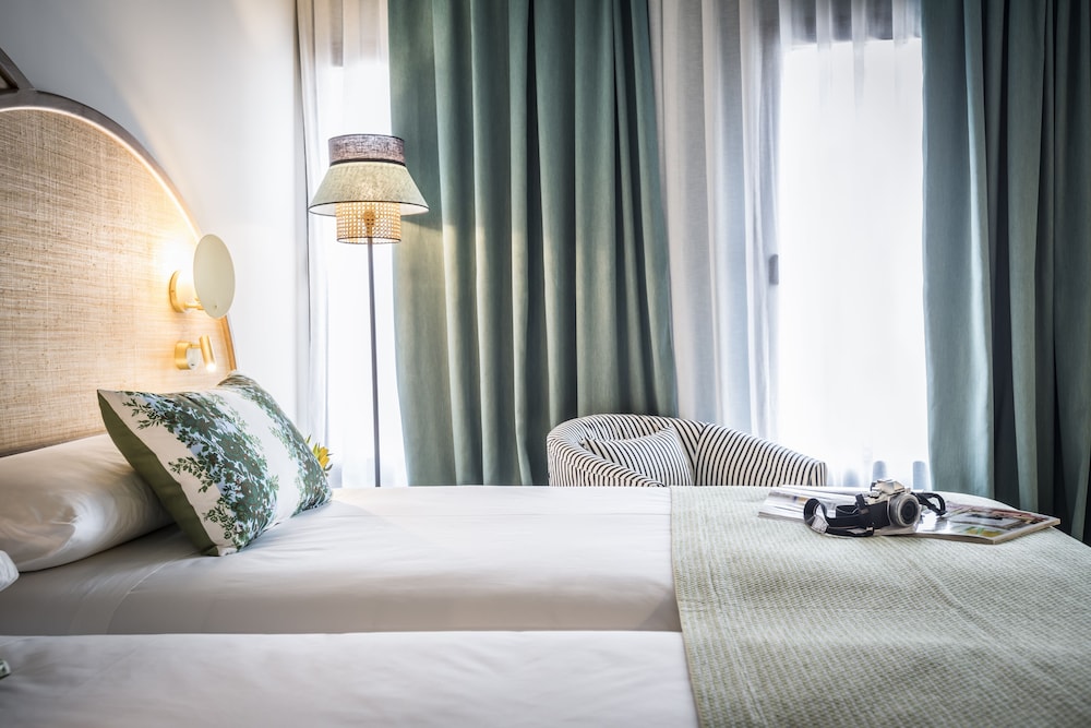 Deluxe Double or Twin Room, City View - Photo 8