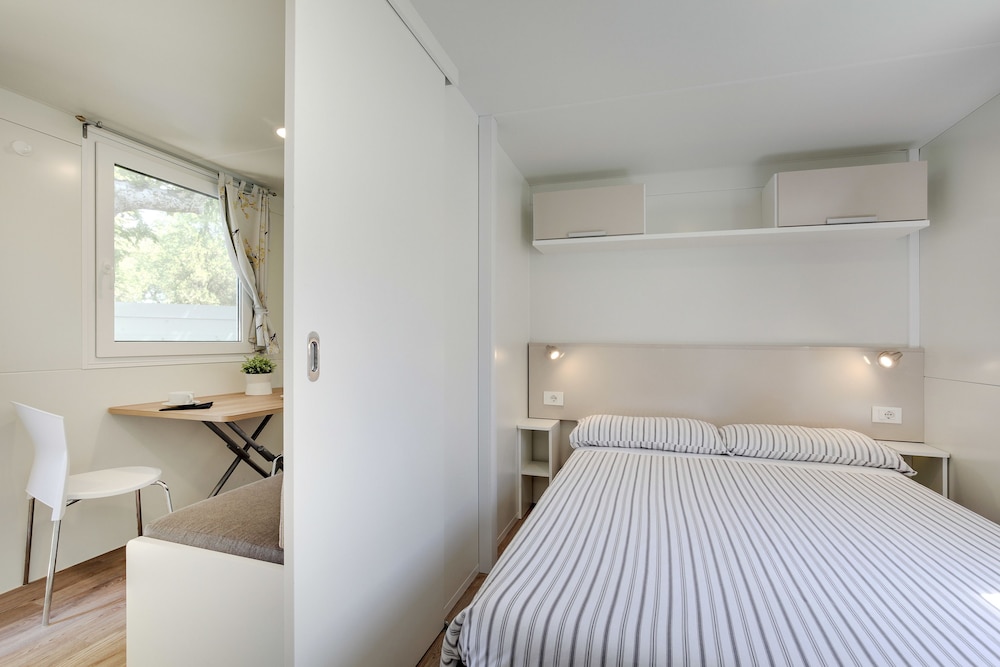 Deluxe Mobile Home, 1 Queen Bed with Sofa bed, Kitchenette photo 2