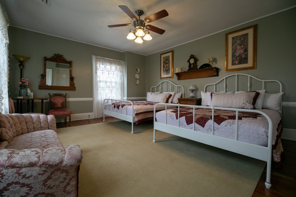 The Jennetta Room, 2 Queen Beds (Detached Bathroom)