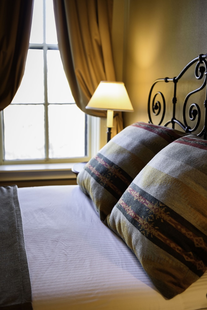 Deluxe Room, 1 Queen Bed photo 1
