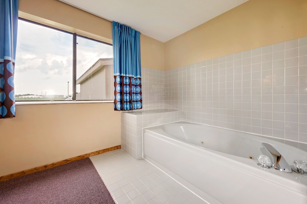 King Suite, 1 King Bed, Jacuzzi Tub photo 2