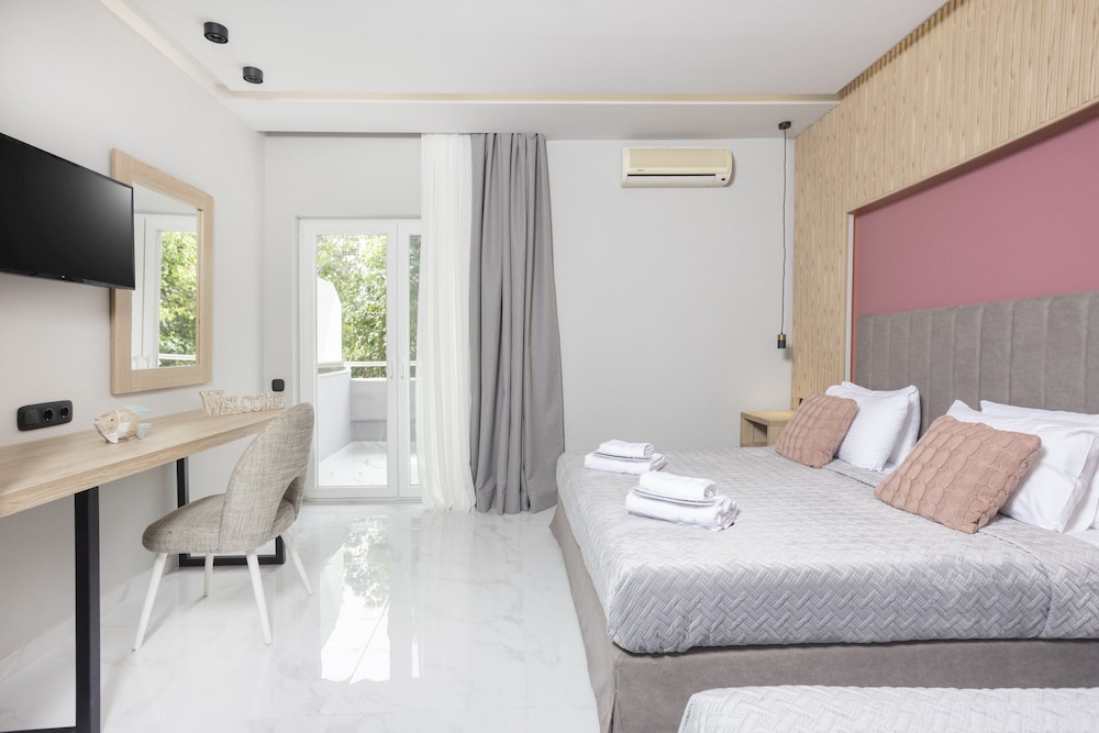 Grand Triple Room, Pool View photo 3