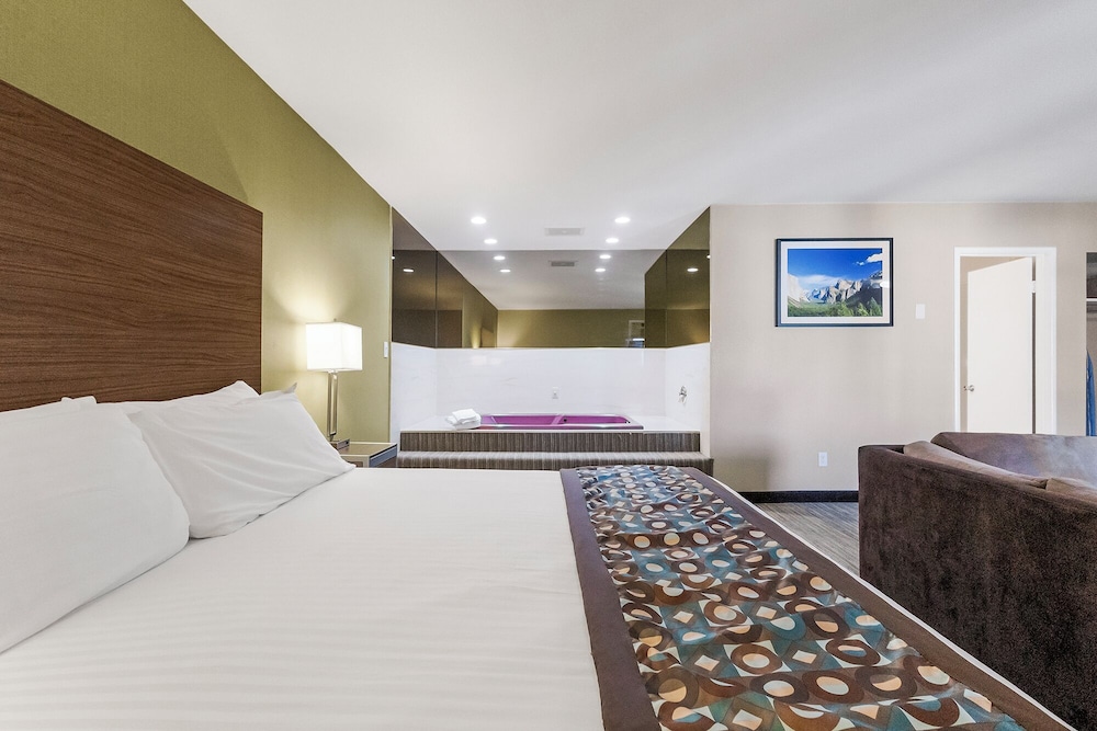 Deluxe Suite, 1 King Bed, Non Smoking, Jetted Tub - Photo 3