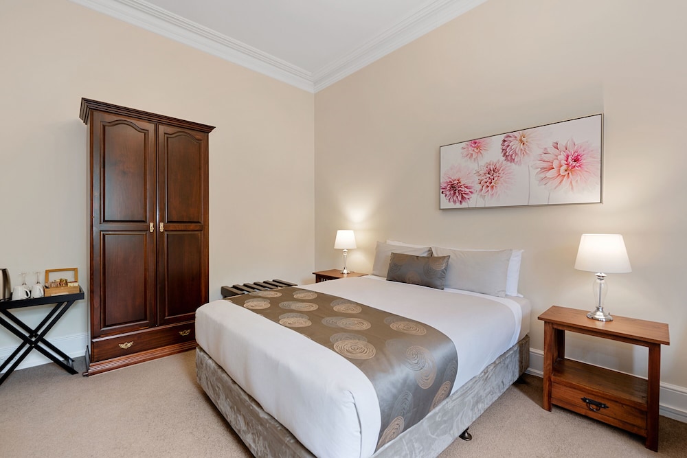 Standard Room, 1 Queen Bed photo 2