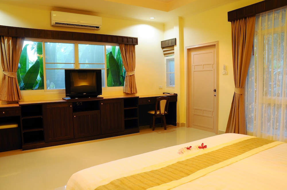 Deluxe Room, 1 King Bed, Garden View photo 2