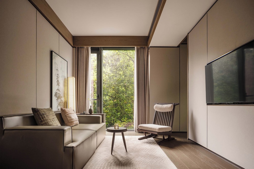 Superior Suite, Hill View