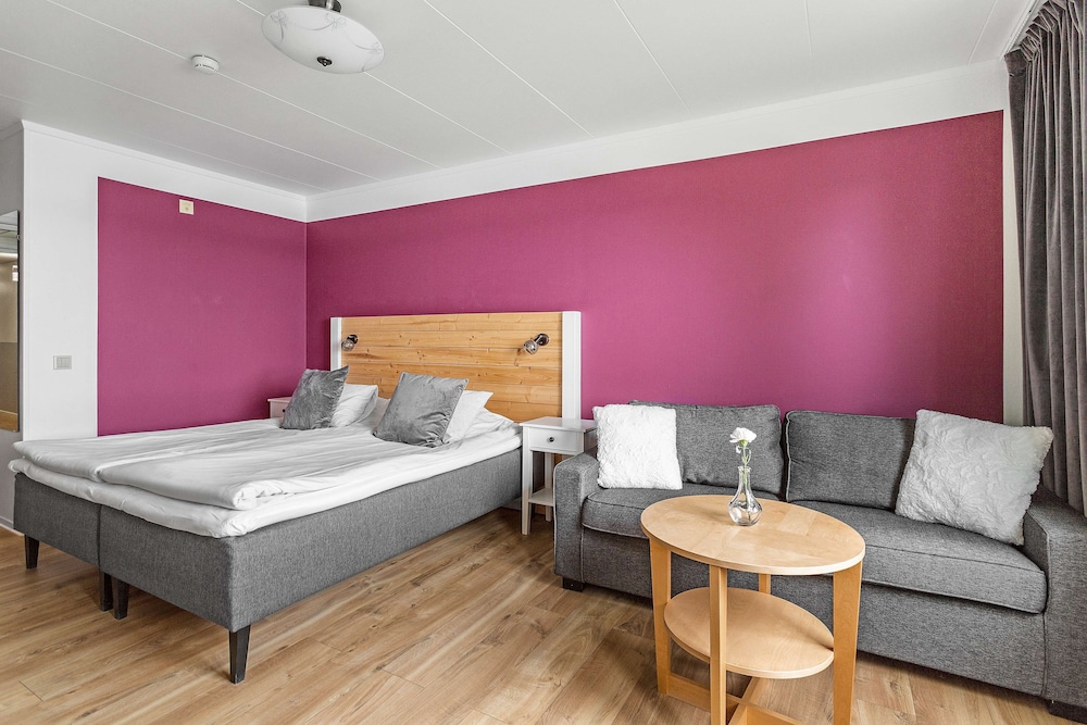 Standard Room, 1 King Bed, Non Smoking, Sea View photo 3