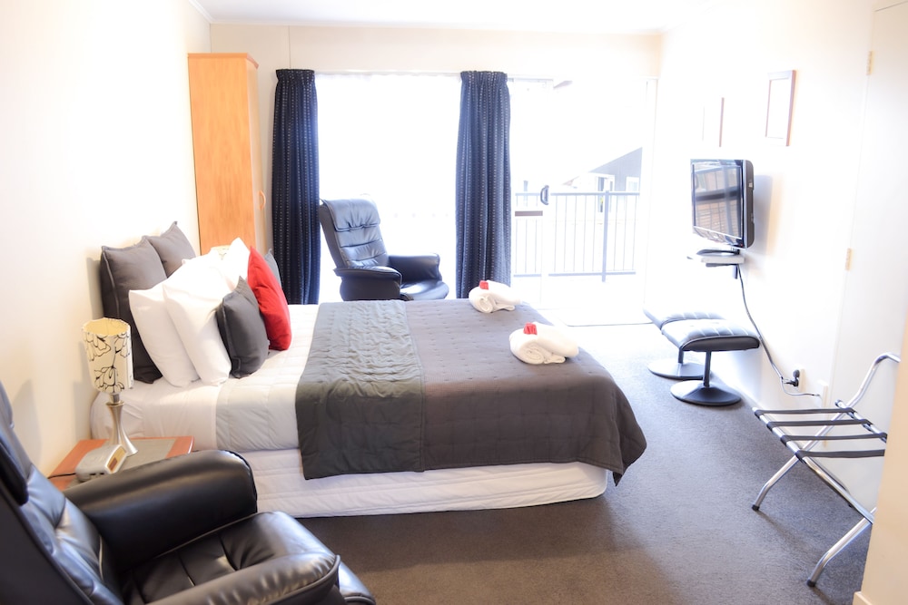 Standard Studio, 1 King Bed, Non Smoking, Kitchenette (Studio/Spa 2,3,9)