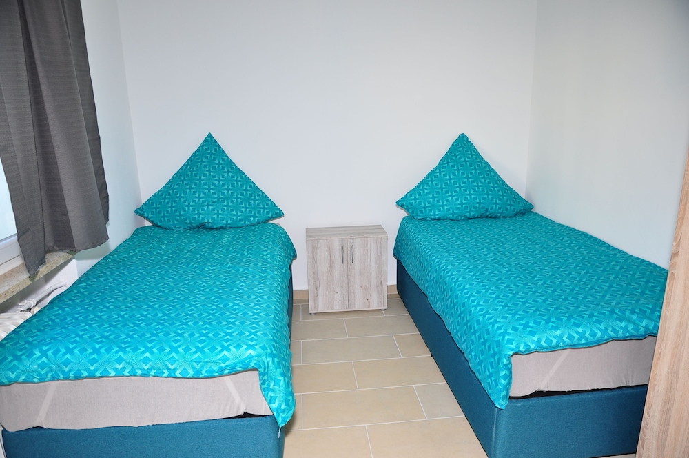 Economy Twin Room, Shared Bathroom (Nr. 4) photo 1
