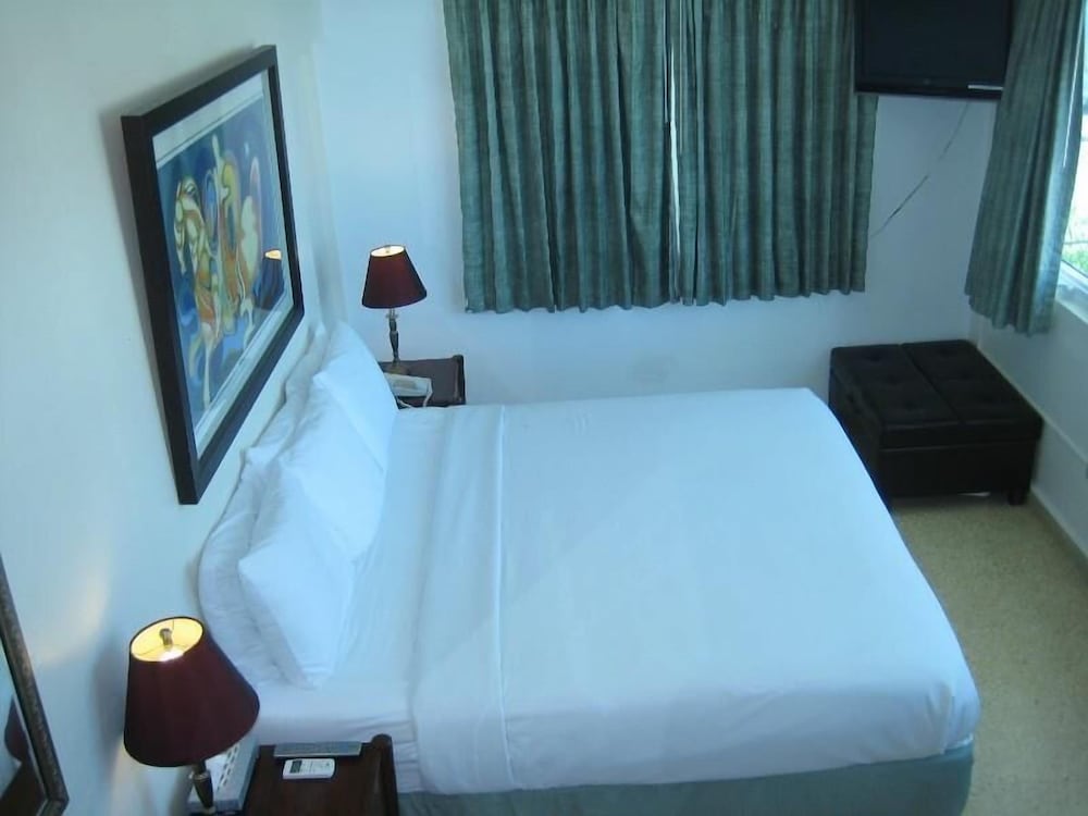 Standard Room, 1 Queen Bed photo 2