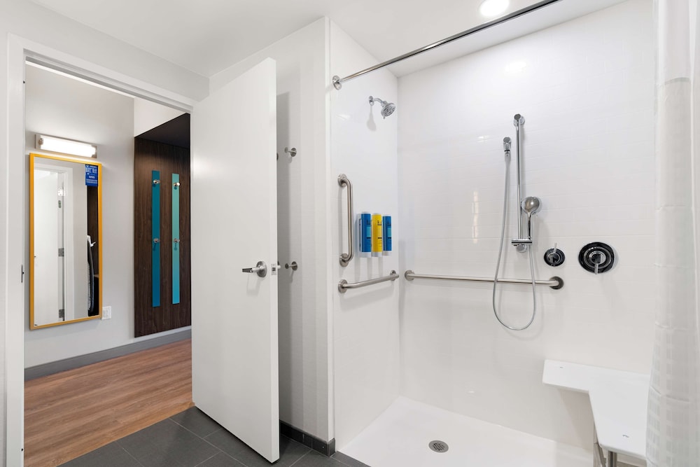 Room, 1 King Bed, Accessible (Mobility & Hearing, Roll-In Shower) - Photo 11