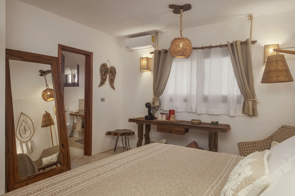 Deluxe Room - Photo 17